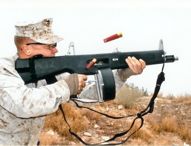 Δείτε σε αργή κίνηση πώς λειτουργεί ένα πλήρως αυτόματο όπλο (βίντεο)